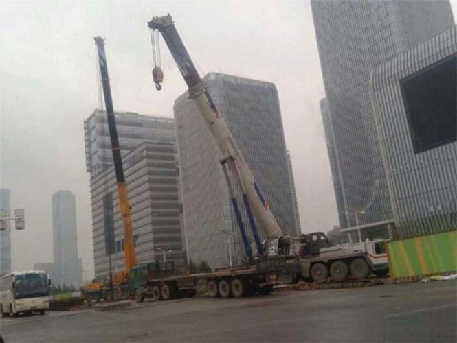 顺庆区“自动找平”—— 吊车的 “平地神器” 技术